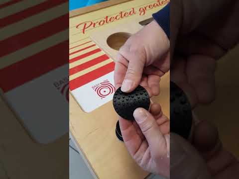 Anti-vibration feet for record players
