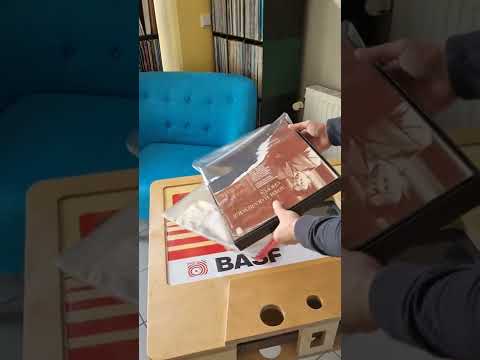 LP cover sleeves box closure #4